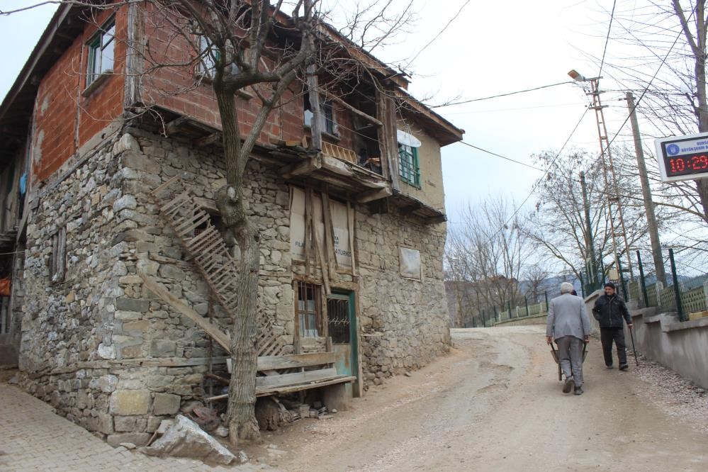 Bursa’da bulunan bir köyde 600 yıldır davul çalınmıyor. Keles ilçesinin Dedeler köyü sâkinleri tam 600 yıldır Ramazan ayında ve başka günlerde ...