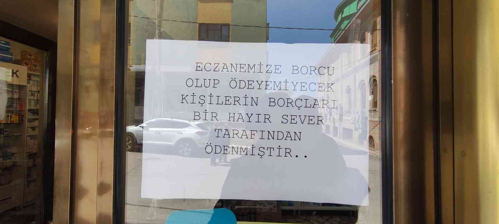 Bursa’da gizemli bir hayırsever 3 mahalledeki tüm eczaneleri gezerek veresiye defterindeki borçları ödedi. Her Ramazan ayında Bursa’nın farklı ...