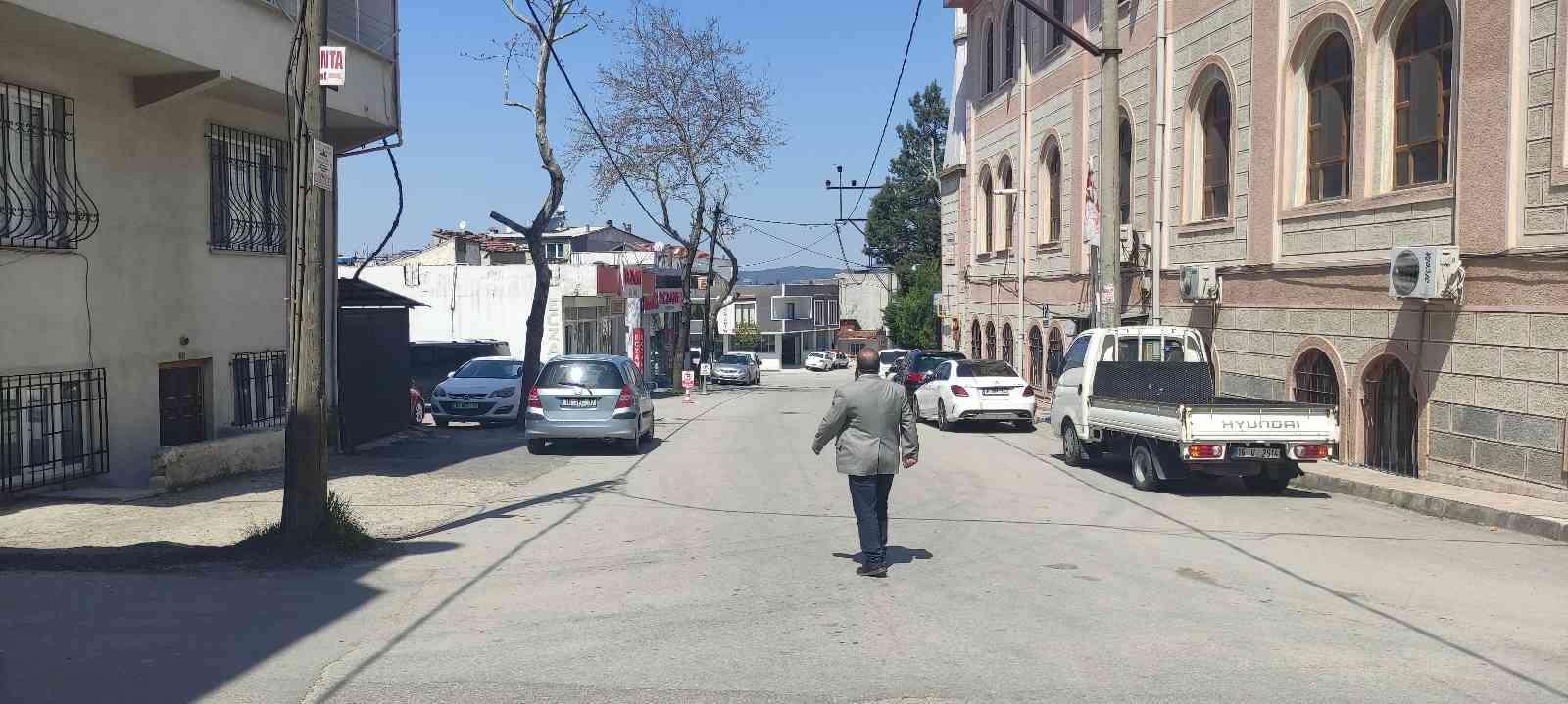 Bursa’da gizemli bir hayırsever 3 mahalledeki tüm eczaneleri gezerek veresiye defterindeki borçları ödedi. Her Ramazan ayında Bursa’nın farklı ...