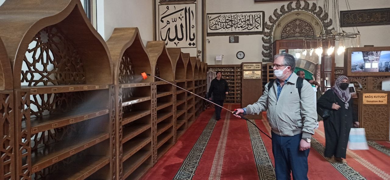 İslamiyetin en büyük 5 mabedi arasında gösterilen Selatin camilerin en büyükleri arasında yer alan 623 yıllık Bursa Ulu Cami 2 yıllık korona ...