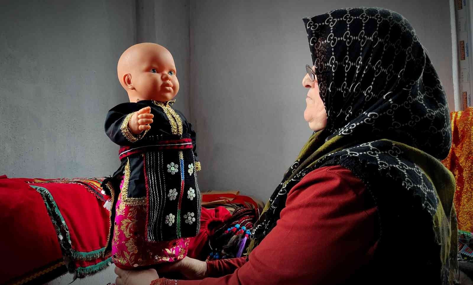 Bursa’da dağ köyünde yaşayan kadınlar yöresel bebeklerini kara tezgahta dokudukları ipliklerle yapıp dünyaya ihraç ediyor. Keles ilçesinin Sorgun ...