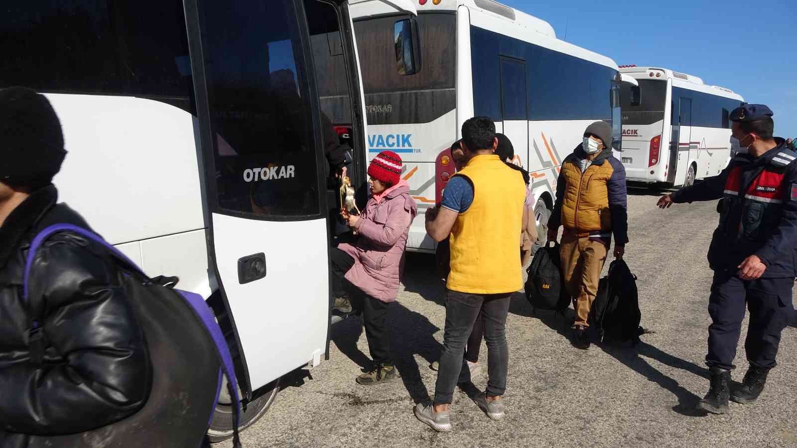 Çanakkale’de, jandarma ve Sahil Güvenlik ekiplerinin ortaklaşa düzenlediği operasyonda 123 düzensiz göçmen ve 2 organizatör yakalandı. Umuda ...