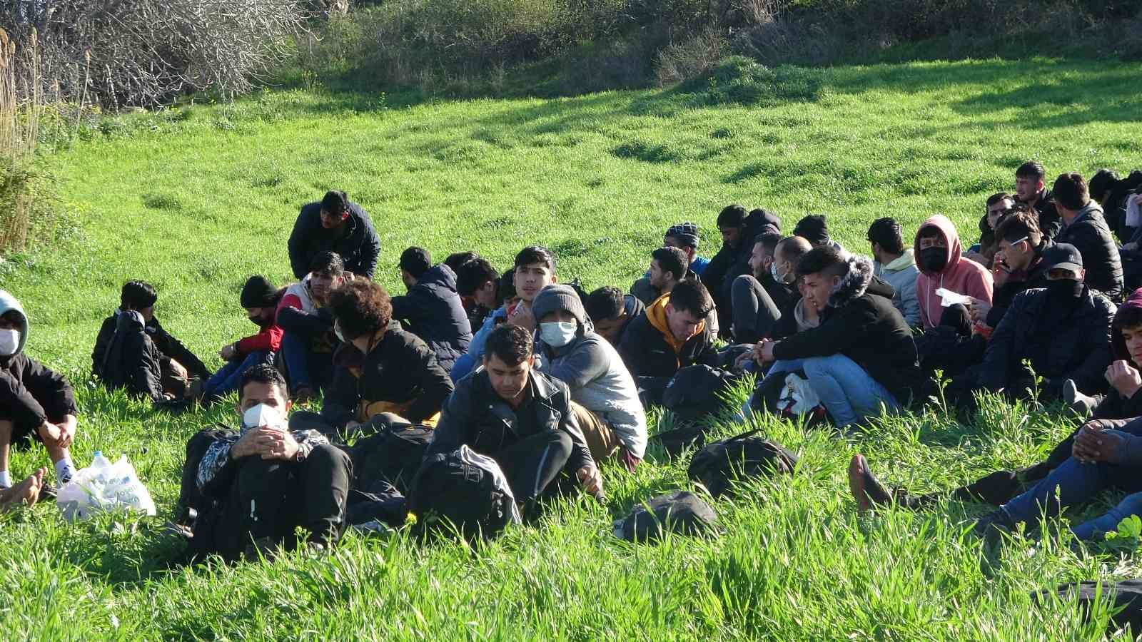 Çanakkale’de, jandarma ve Sahil Güvenlik ekiplerinin ortaklaşa düzenlediği operasyonda 123 düzensiz göçmen ve 2 organizatör yakalandı. Umuda ...