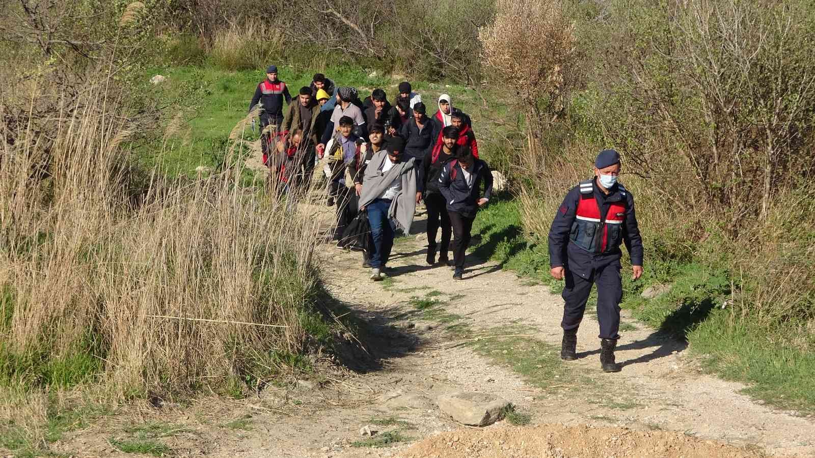 Çanakkale’de, jandarma ve Sahil Güvenlik ekiplerinin ortaklaşa düzenlediği operasyonda 123 düzensiz göçmen ve 2 organizatör yakalandı. Umuda ...