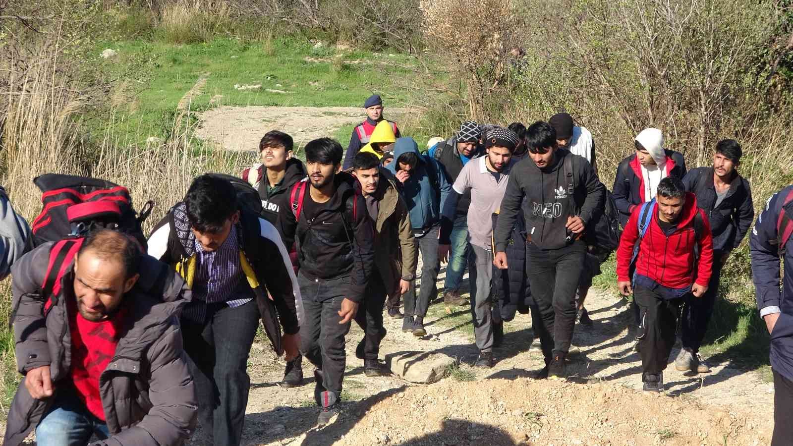 Çanakkale’de, jandarma ve Sahil Güvenlik ekiplerinin ortaklaşa düzenlediği operasyonda 123 düzensiz göçmen ve 2 organizatör yakalandı. Umuda ...