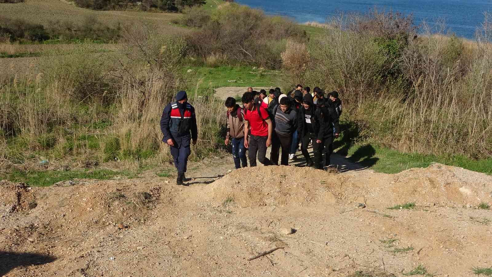 Çanakkale’de, jandarma ve Sahil Güvenlik ekiplerinin ortaklaşa düzenlediği operasyonda 123 düzensiz göçmen ve 2 organizatör yakalandı. Umuda ...