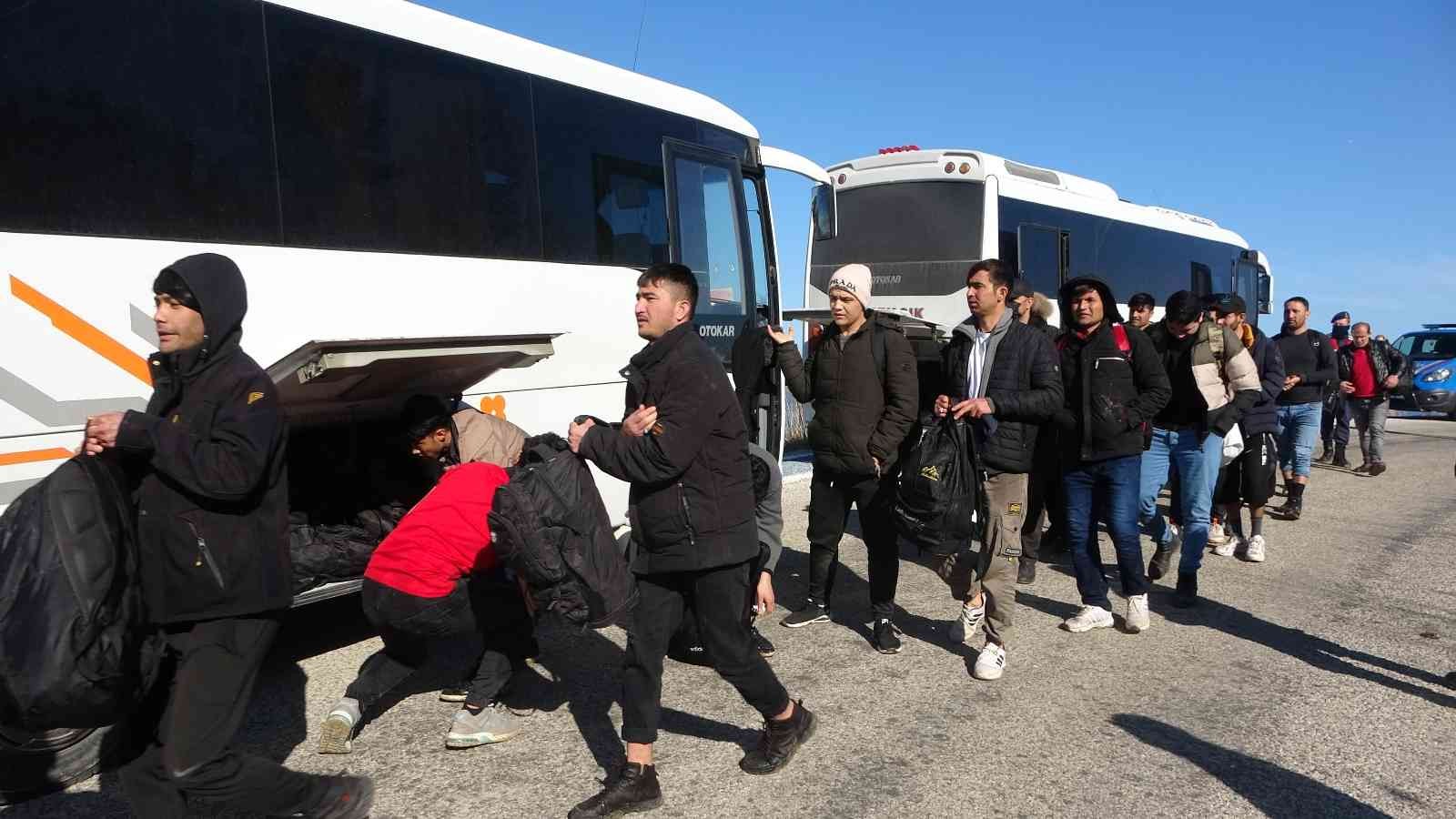 Çanakkale’de, jandarma ve Sahil Güvenlik ekiplerinin ortaklaşa düzenlediği operasyonda 123 düzensiz göçmen ve 2 organizatör yakalandı. Umuda ...