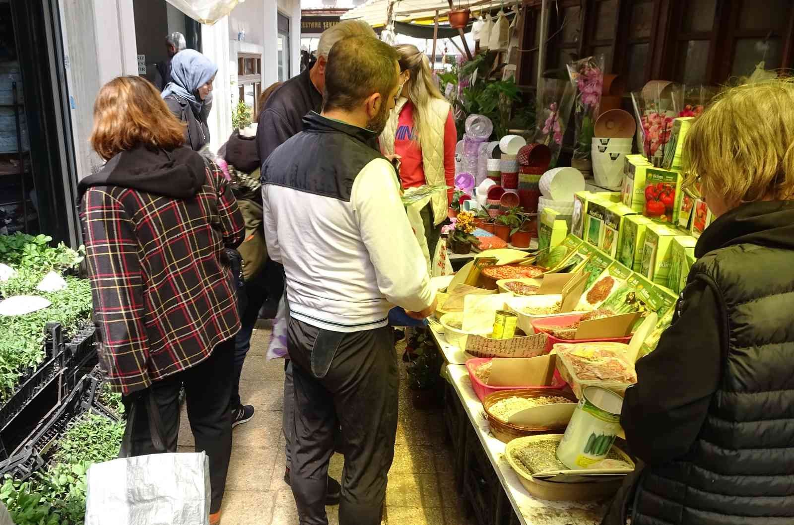 Pazarda marul, domates ve salatalık fiyatlarının 20, maydanoz, dereotu, roka gibi yeşilliklerin de 7-8 liraya yükselmesiyle birlikte vatandaşlar ...