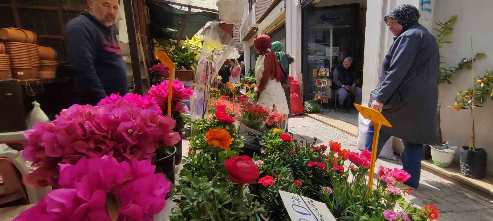 Pazarda marul, domates ve salatalık fiyatlarının 20, maydanoz, dereotu, roka gibi yeşilliklerin de 7-8 liraya yükselmesiyle birlikte vatandaşlar ...