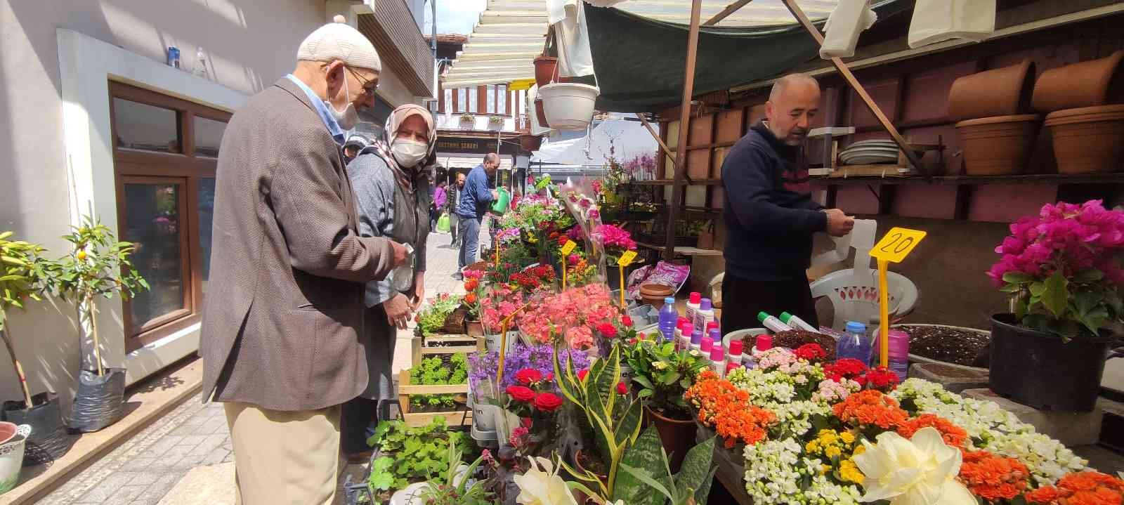 Pazarda marul, domates ve salatalık fiyatlarının 20, maydanoz, dereotu, roka gibi yeşilliklerin de 7-8 liraya yükselmesiyle birlikte vatandaşlar ...