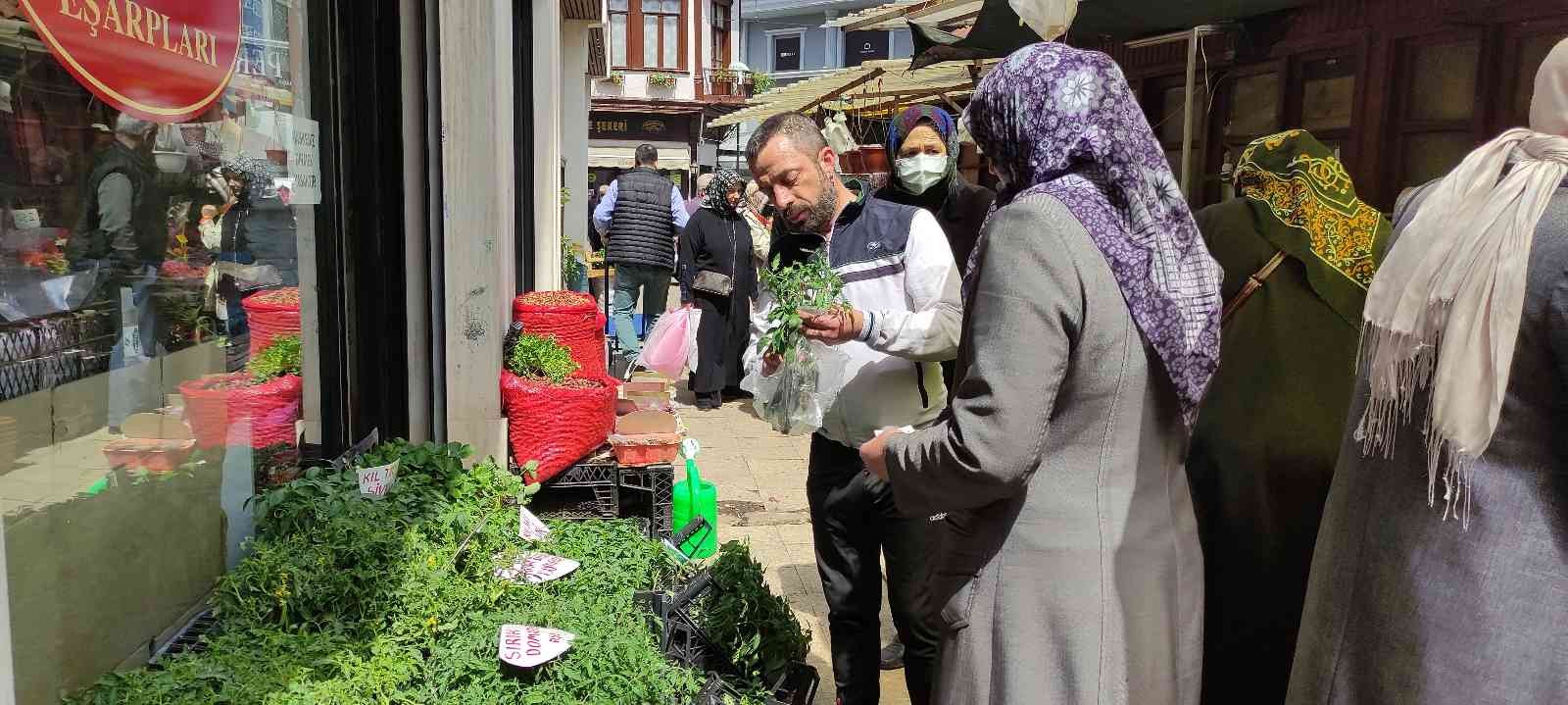 Pazarda marul, domates ve salatalık fiyatlarının 20, maydanoz, dereotu, roka gibi yeşilliklerin de 7-8 liraya yükselmesiyle birlikte vatandaşlar ...