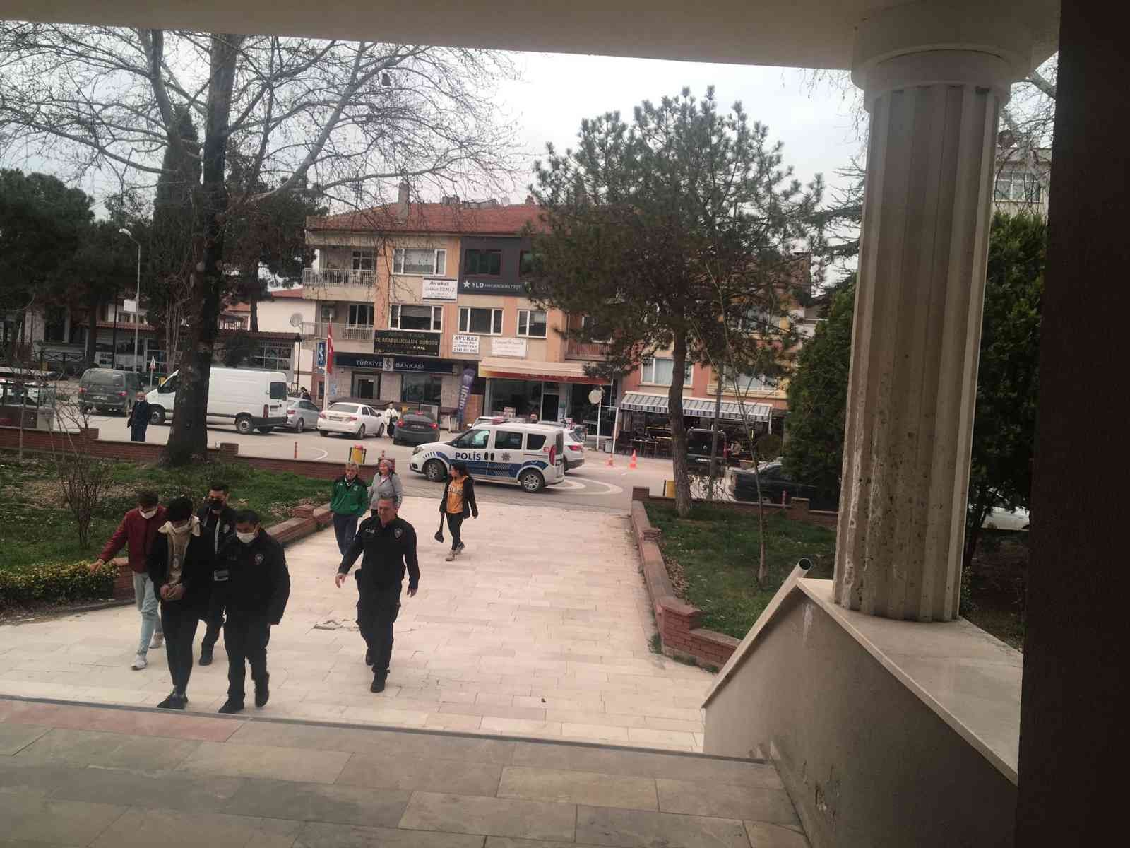 Bilecik’in Osmaneli ilçesinde park halindeki araçlardan akü ve çeşitli malzemeler çalmaktan gözaltına alınan 3 şüpheliden 2’si, çıkarıldıkları ...