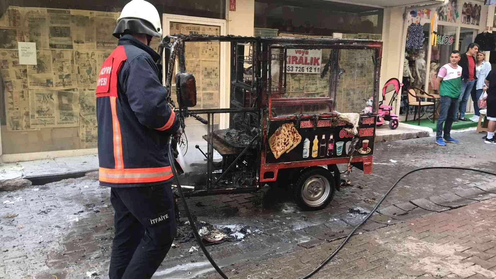 Edirne’nin Uzunköprü ilçesinde park halindeki bir triportör yanarak kullanılamaz hale geldi. Edinilen bilgiye göre, Atalar Caddesi üzerinde 09 ...