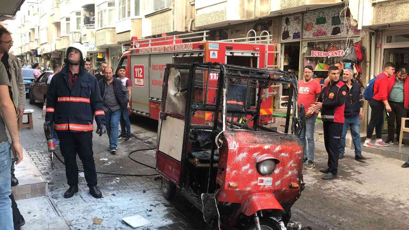 Edirne’nin Uzunköprü ilçesinde park halindeki bir triportör yanarak kullanılamaz hale geldi. Edinilen bilgiye göre, Atalar Caddesi üzerinde 09 ...