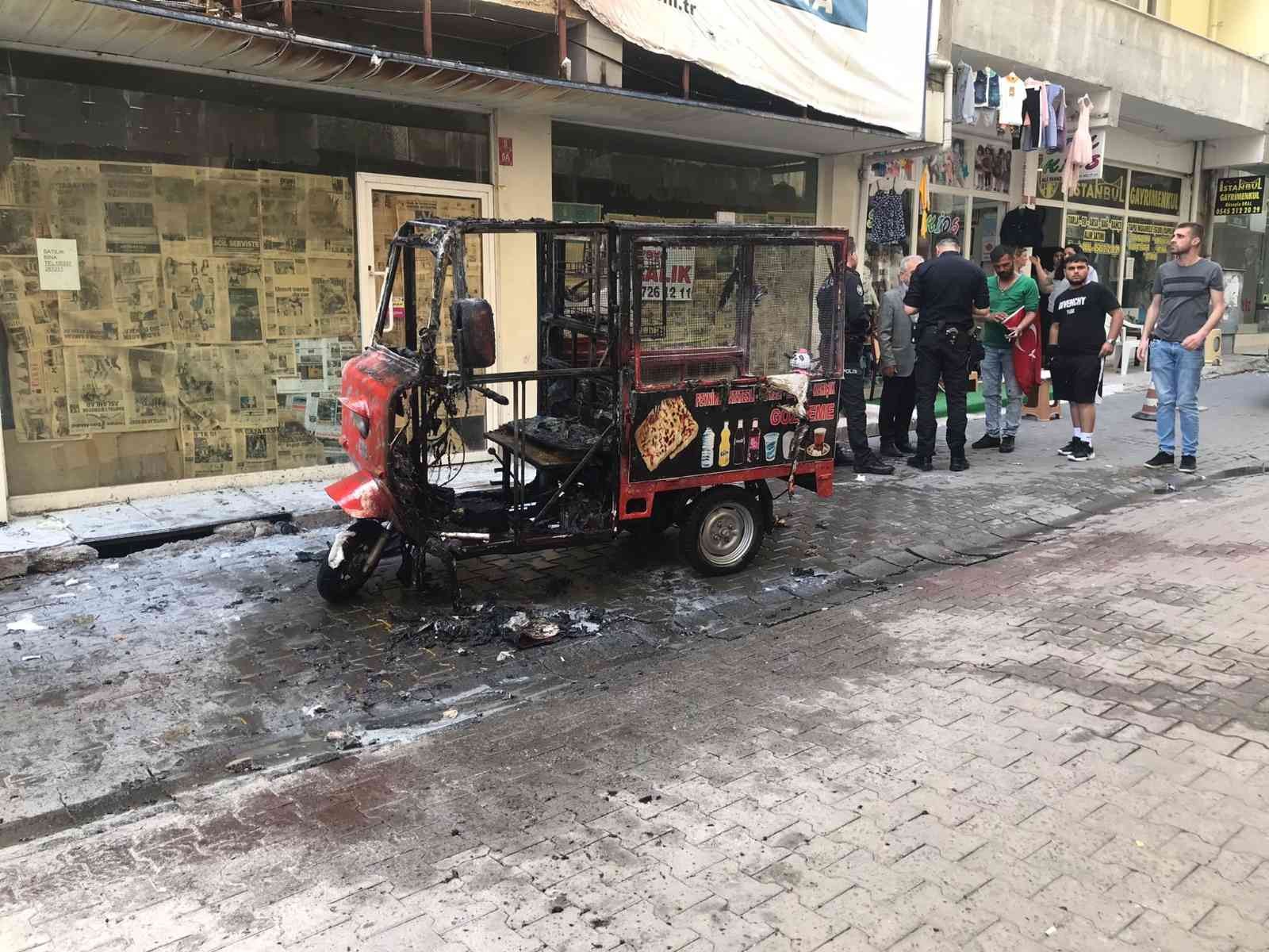 Edirne’nin Uzunköprü ilçesinde park halindeki bir triportör yanarak kullanılamaz hale geldi. Edinilen bilgiye göre, Atalar Caddesi üzerinde 09 ...