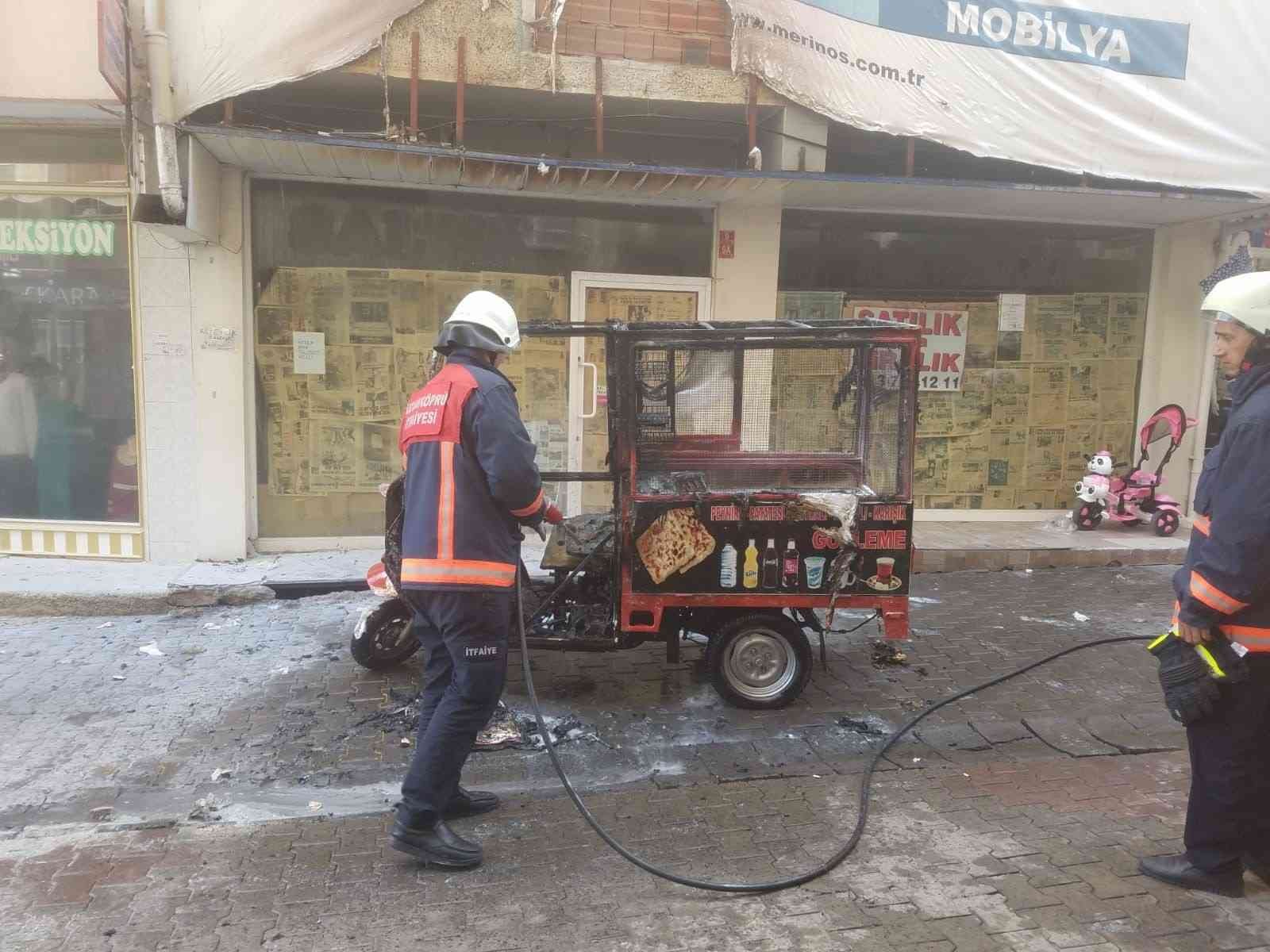 Edirne’nin Uzunköprü ilçesinde park halindeki bir triportör yanarak kullanılamaz hale geldi. Edinilen bilgiye göre, Atalar Caddesi üzerinde 09 ...