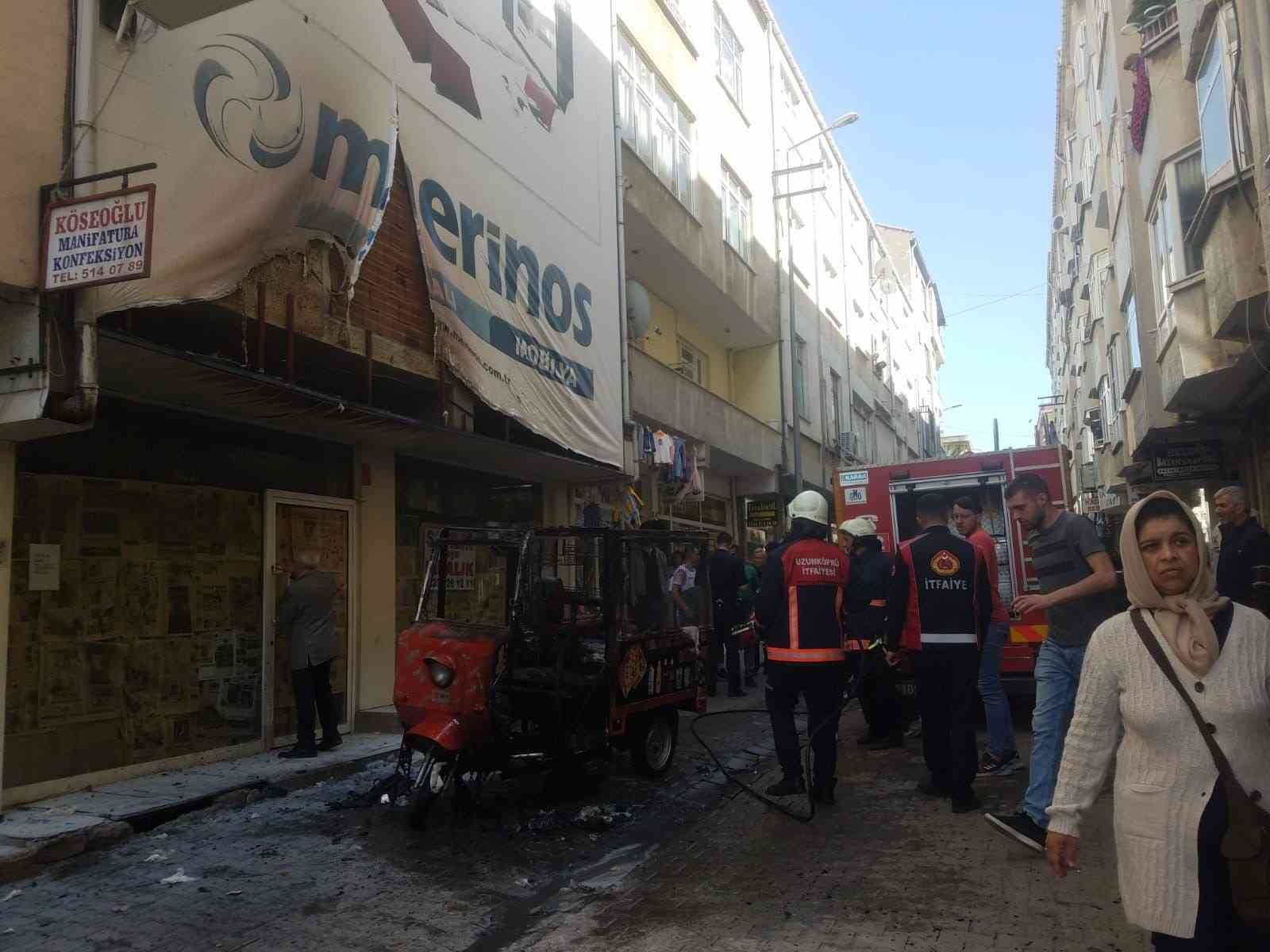 Edirne’nin Uzunköprü ilçesinde park halindeki bir triportör yanarak kullanılamaz hale geldi. Edinilen bilgiye göre, Atalar Caddesi üzerinde 09 ...