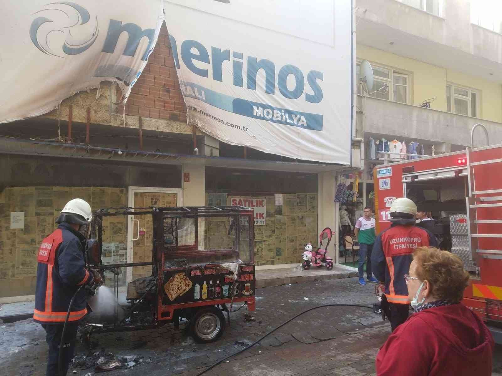 Edirne’nin Uzunköprü ilçesinde park halindeki bir triportör yanarak kullanılamaz hale geldi. Edinilen bilgiye göre, Atalar Caddesi üzerinde 09 ...