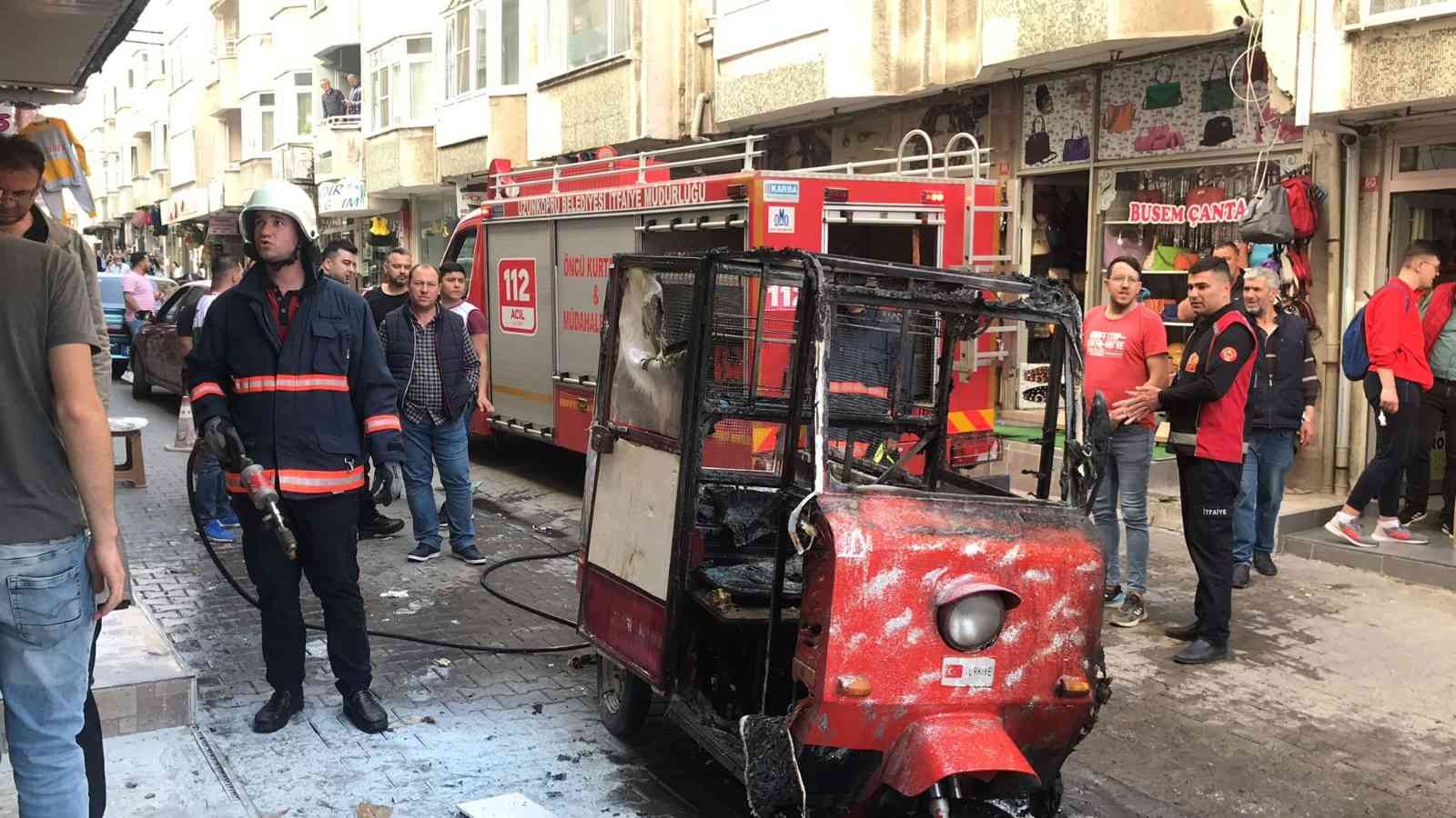 Edirne’nin Uzunköprü ilçesinde park halindeki bir triportör yanarak kullanılamaz hale geldi. Edinilen bilgiye göre, Atalar Caddesi üzerinde 09 ...