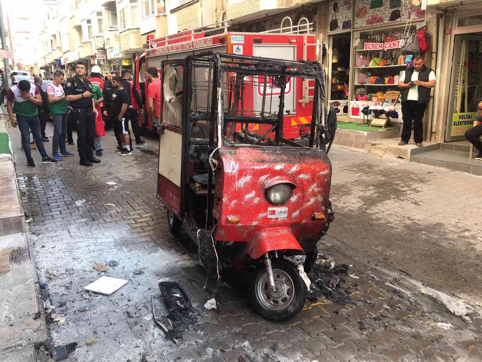 Edirne’nin Uzunköprü ilçesinde park halindeki bir triportör yanarak kullanılamaz hale geldi. Edinilen bilgiye göre, Atalar Caddesi üzerinde 09 ...