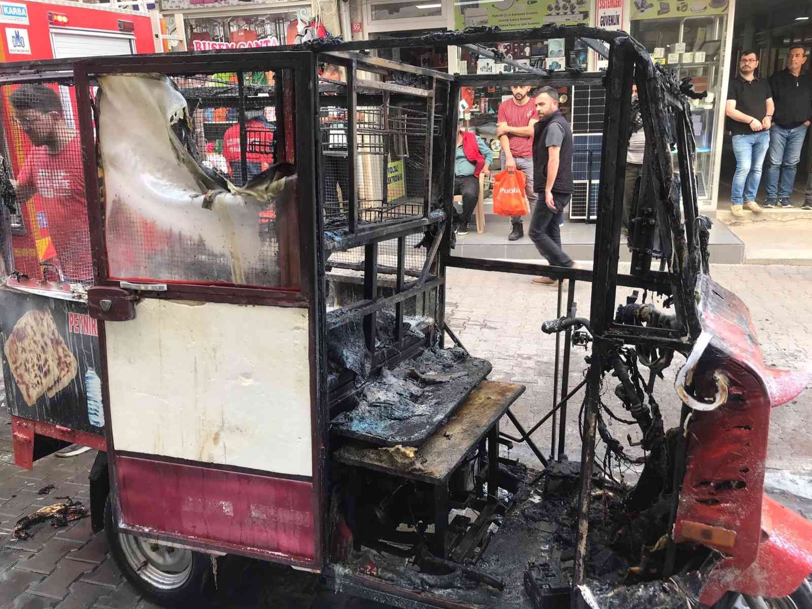 Edirne’nin Uzunköprü ilçesinde park halindeki bir triportör yanarak kullanılamaz hale geldi. Edinilen bilgiye göre, Atalar Caddesi üzerinde 09 ...