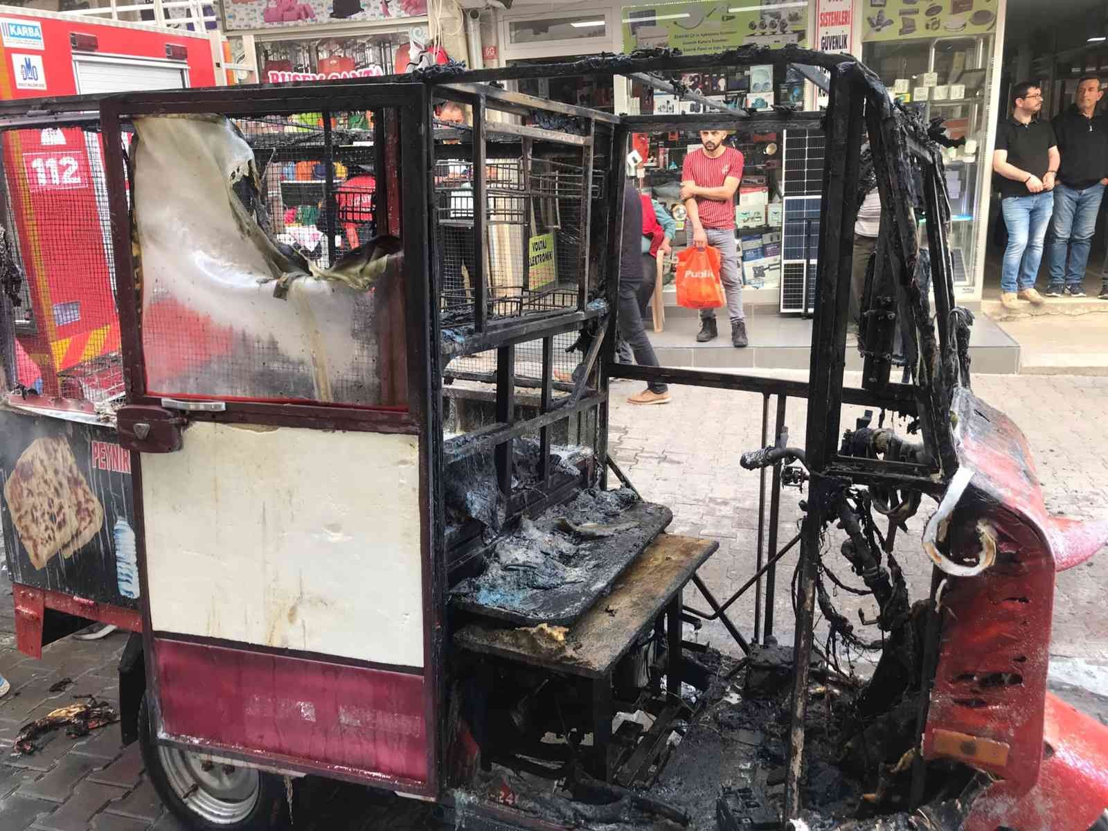 Edirne’nin Uzunköprü ilçesinde park halindeki bir triportör yanarak kullanılamaz hale geldi. Edinilen bilgiye göre, Atalar Caddesi üzerinde 09 ...