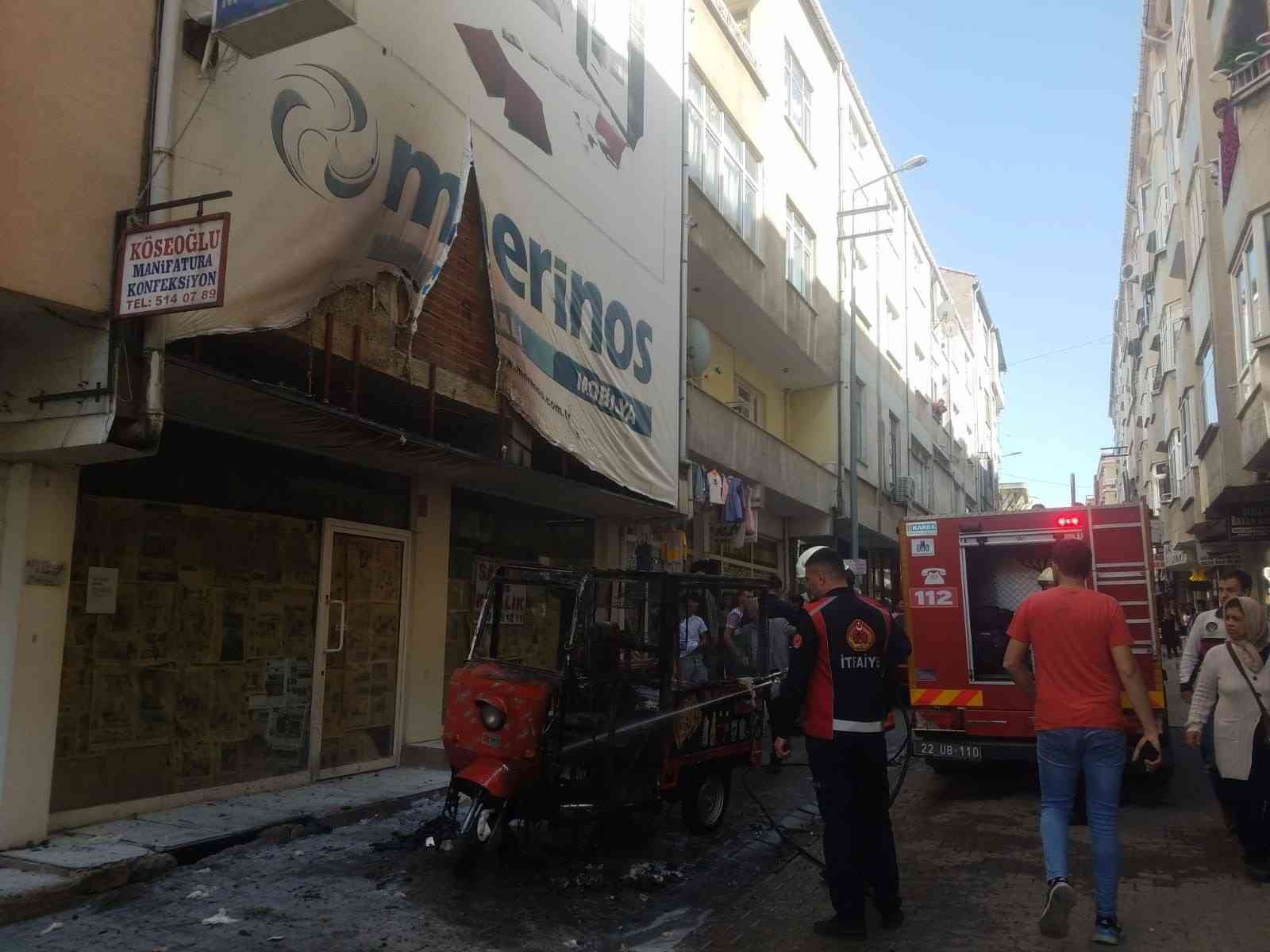 Edirne’nin Uzunköprü ilçesinde park halindeki bir triportör yanarak kullanılamaz hale geldi. Edinilen bilgiye göre, Atalar Caddesi üzerinde 09 ...