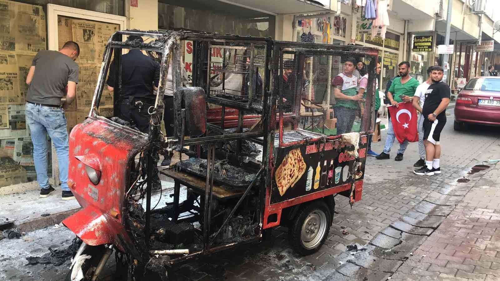 Edirne’nin Uzunköprü ilçesinde park halindeki bir triportör yanarak kullanılamaz hale geldi. Edinilen bilgiye göre, Atalar Caddesi üzerinde 09 ...