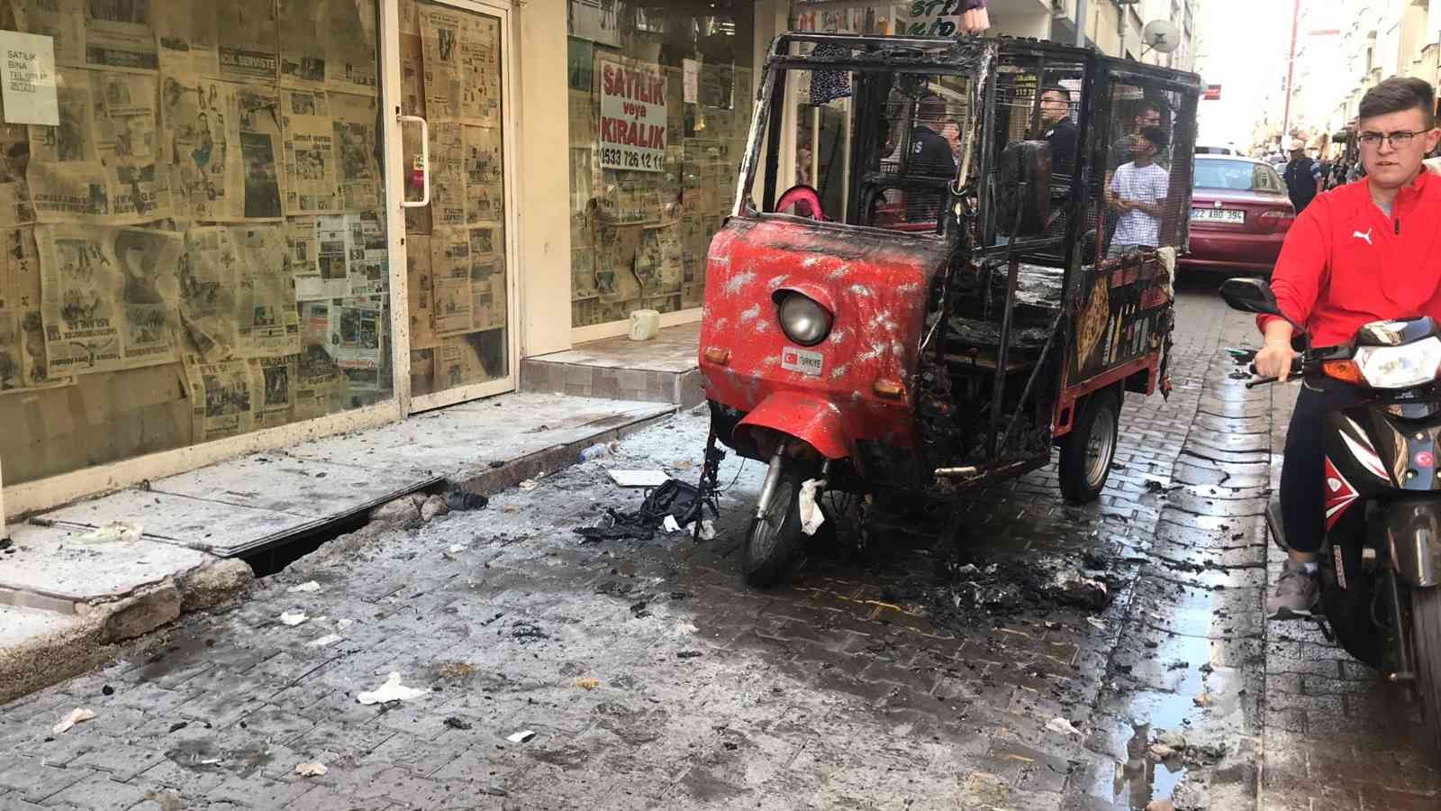 Edirne’nin Uzunköprü ilçesinde park halindeki bir triportör yanarak kullanılamaz hale geldi. Edinilen bilgiye göre, Atalar Caddesi üzerinde 09 ...