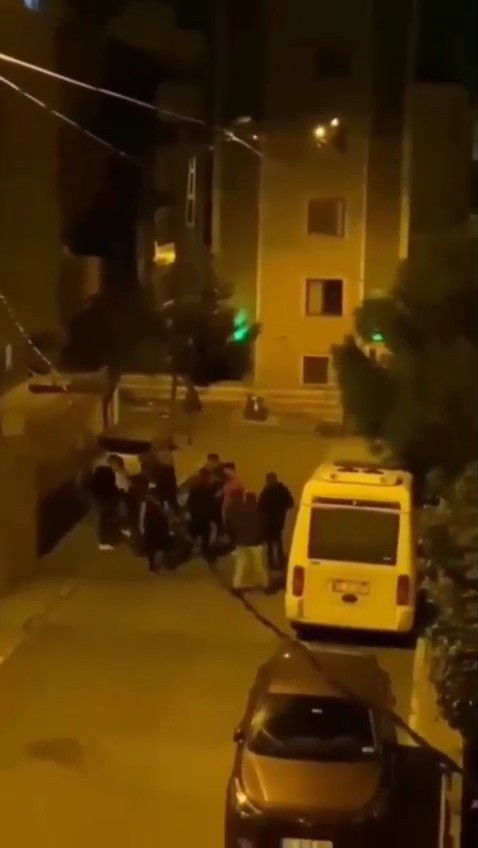 Pendik’te sokak ortasında toplanan bir grup genç, kucağında çocuğu olan genç kadını tekme ve yumruklarla darbetti. Yaşanan o anlar vatandaşın cep ...