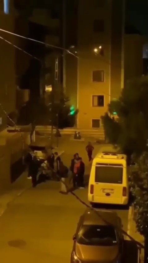 Pendik’te sokak ortasında toplanan bir grup genç, kucağında çocuğu olan genç kadını tekme ve yumruklarla darbetti. Yaşanan o anlar vatandaşın cep ...