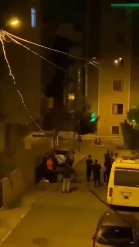 Pendik’te sokak ortasında toplanan bir grup genç, kucağında çocuğu olan genç kadını tekme ve yumruklarla darbetti. Yaşanan o anlar vatandaşın cep ...