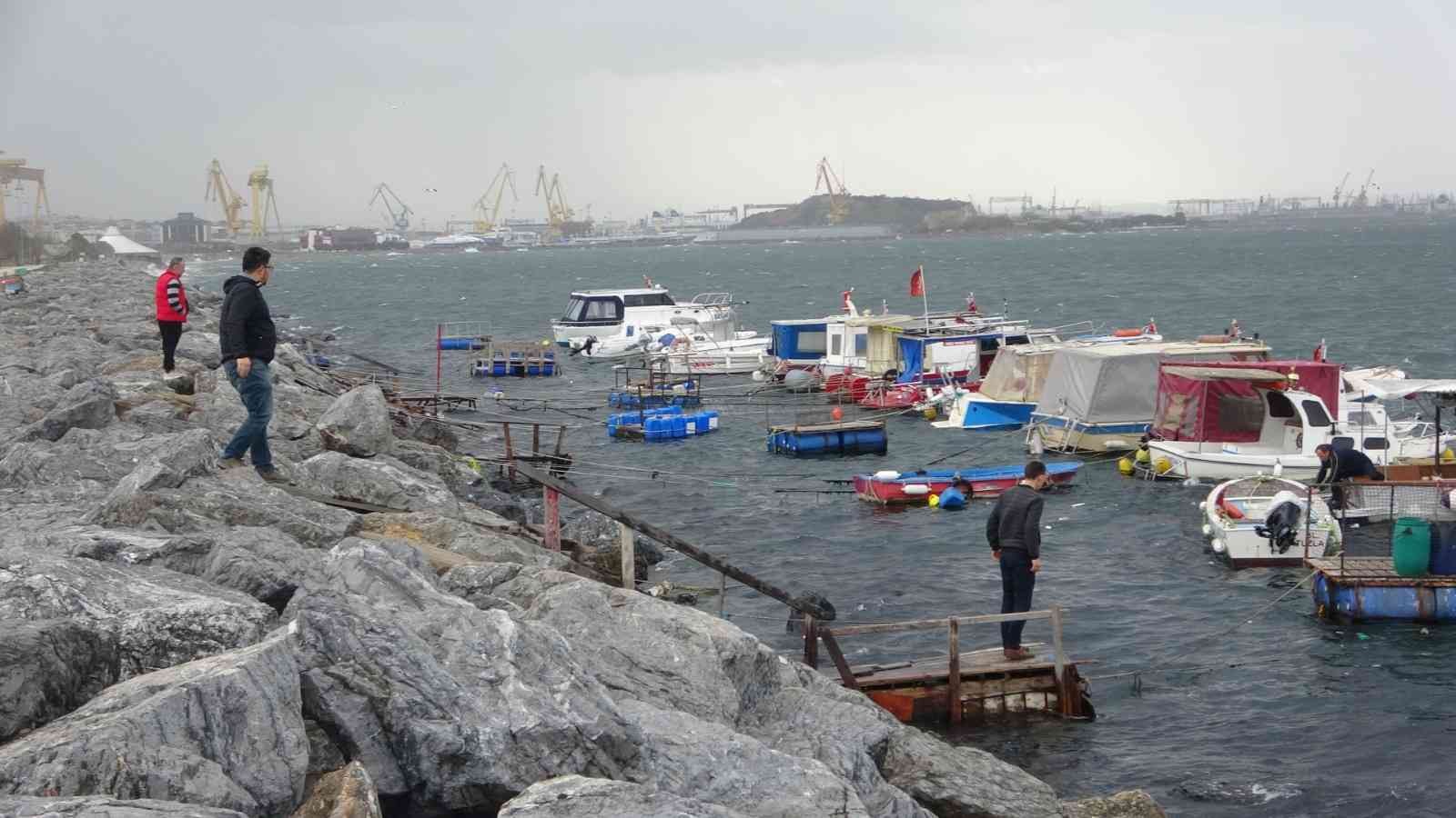 İstanbul’da etkili olan kuvvetli rüzgar nedeniyle şiddetli dalgalar oluştu. Pendik sahilinde oluşan dalgaları gören vatandaşlar, cep telefonu ...