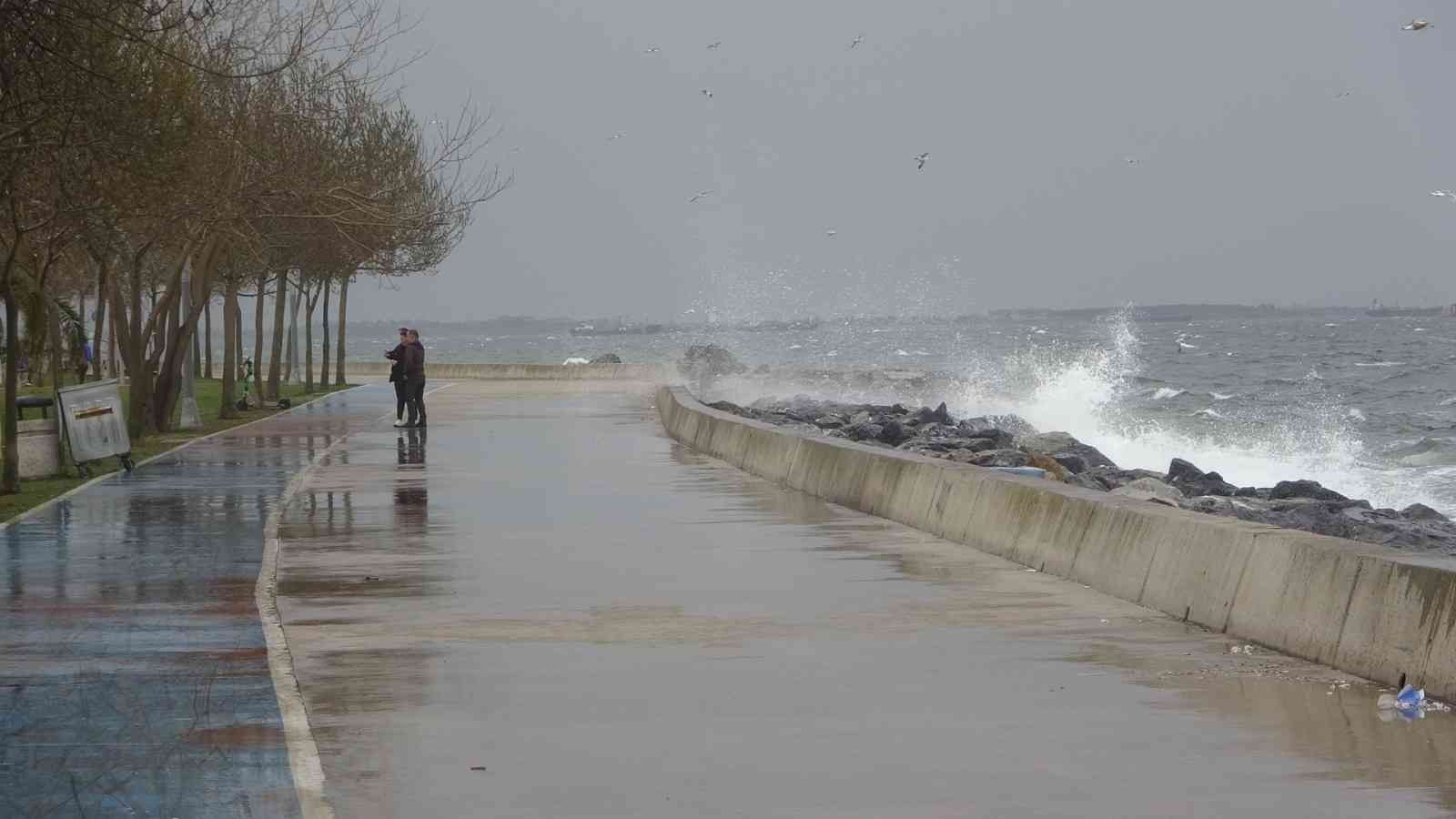 İstanbul’da etkili olan kuvvetli rüzgar nedeniyle şiddetli dalgalar oluştu. Pendik sahilinde oluşan dalgaları gören vatandaşlar, cep telefonu ...