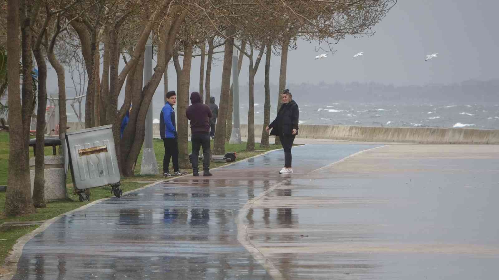 İstanbul’da etkili olan kuvvetli rüzgar nedeniyle şiddetli dalgalar oluştu. Pendik sahilinde oluşan dalgaları gören vatandaşlar, cep telefonu ...