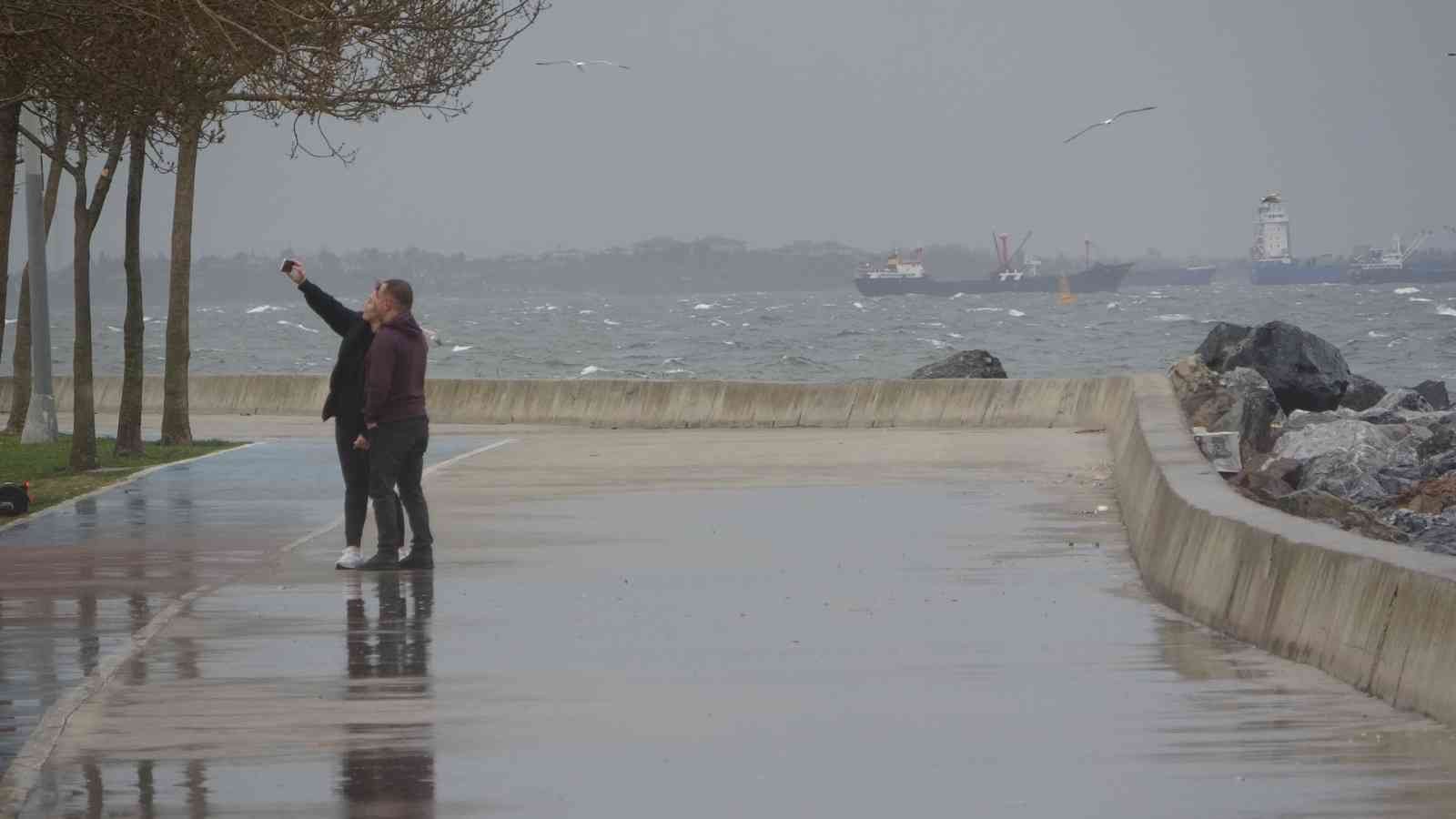 İstanbul’da etkili olan kuvvetli rüzgar nedeniyle şiddetli dalgalar oluştu. Pendik sahilinde oluşan dalgaları gören vatandaşlar, cep telefonu ...