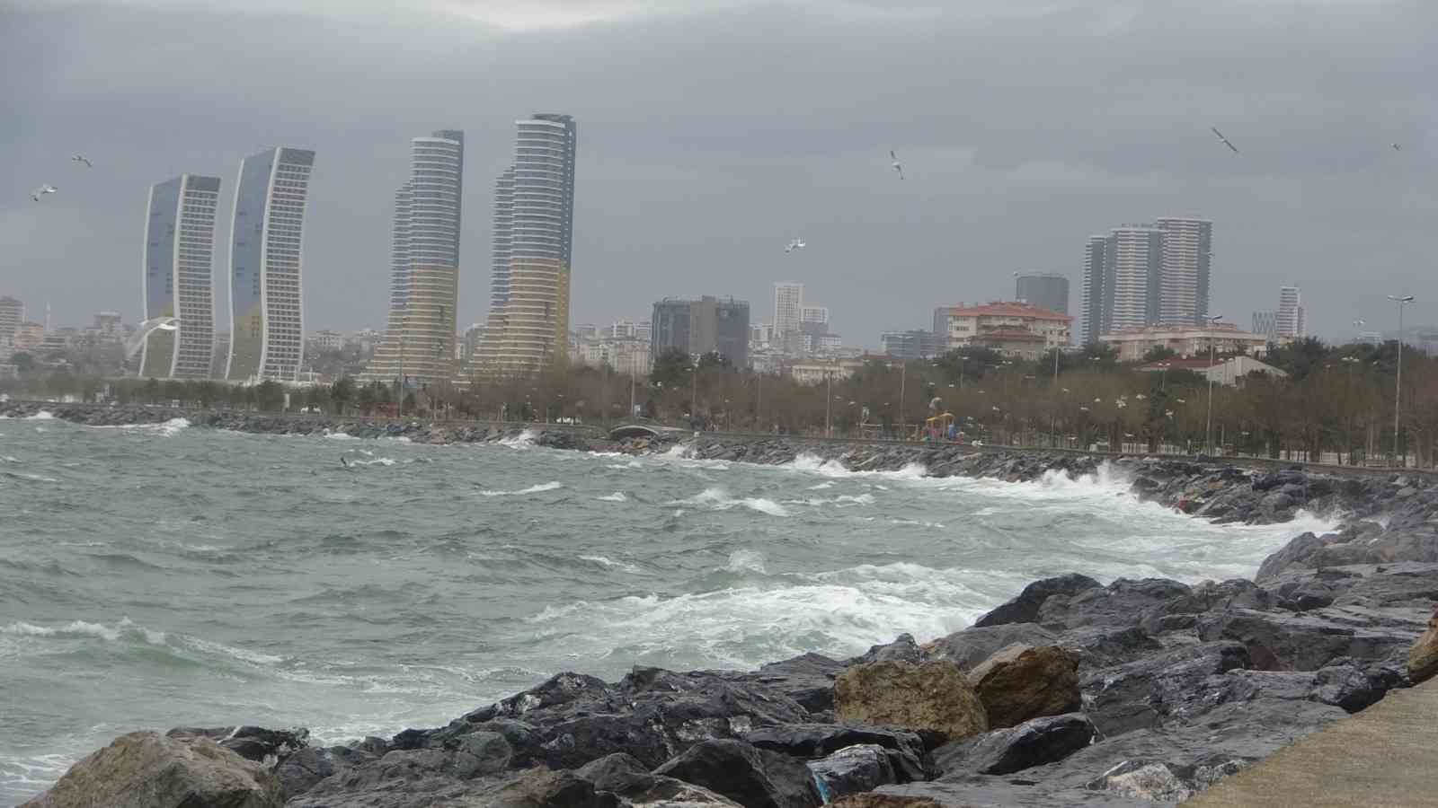 İstanbul’da etkili olan kuvvetli rüzgar nedeniyle şiddetli dalgalar oluştu. Pendik sahilinde oluşan dalgaları gören vatandaşlar, cep telefonu ...