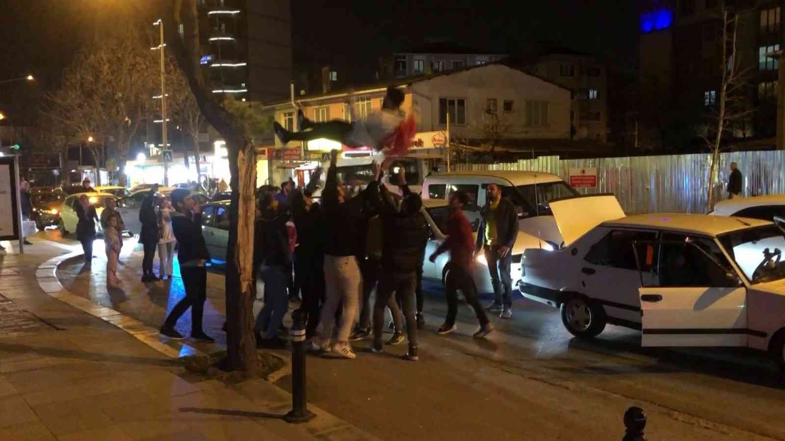 Pendik’te asker eğlencesi adı altında araçlarıyla ilerleyen grup, kornalara basarak konvoy halinde ilçede bir süre tur attı. Akan trafikte yolu ...