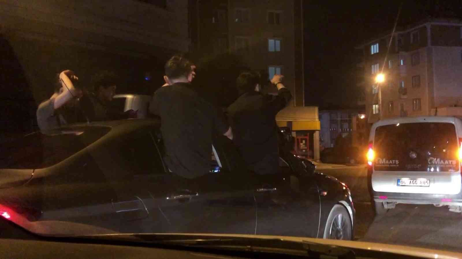 Pendik’te asker eğlencesi adı altında araçlarıyla ilerleyen grup, kornalara basarak konvoy halinde ilçede bir süre tur attı. Akan trafikte yolu ...