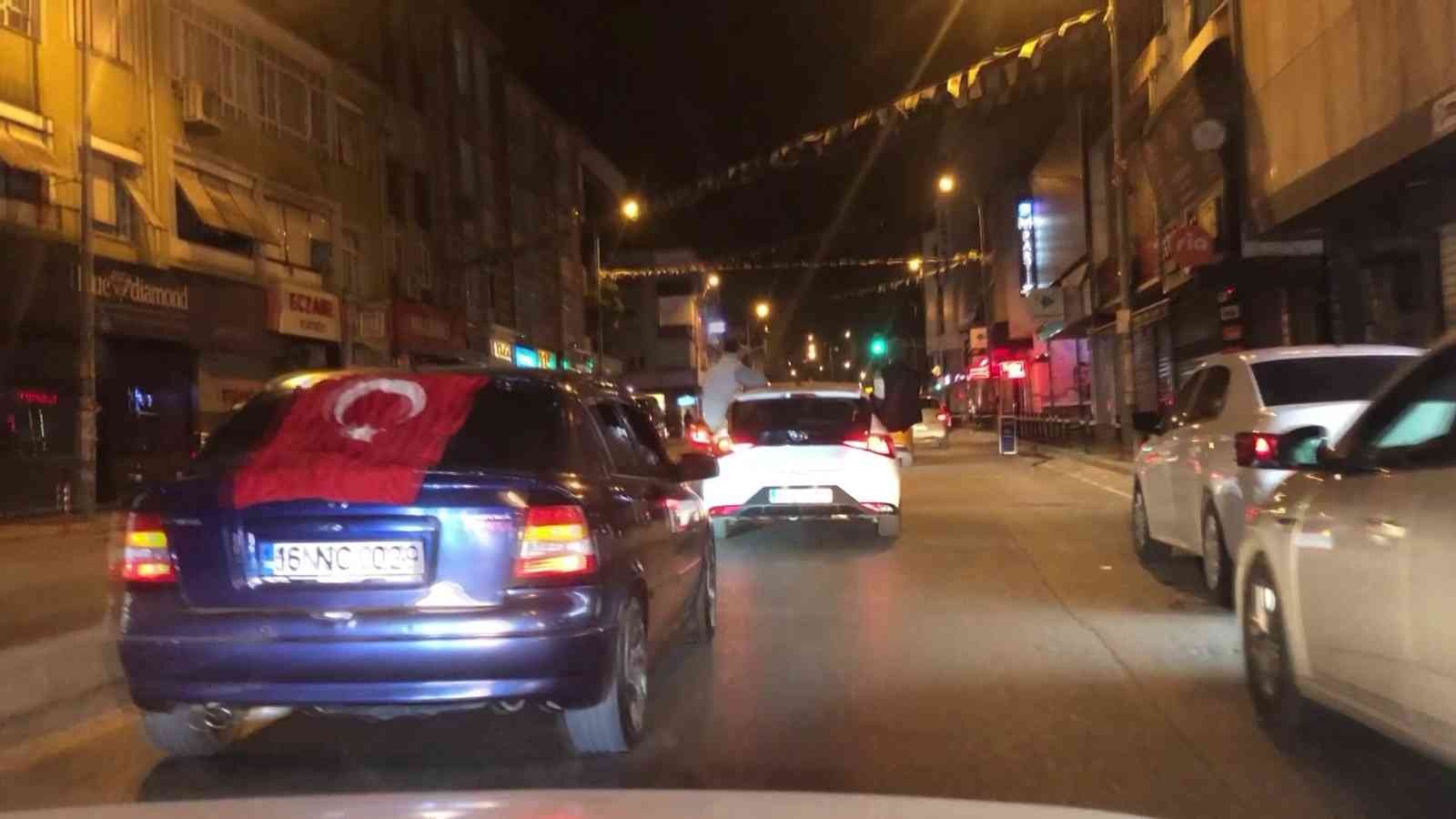 Pendik’te asker eğlencesi adı altında araçlarıyla ilerleyen grup, kornalara basarak konvoy halinde ilçede bir süre tur attı. Akan trafikte yolu ...