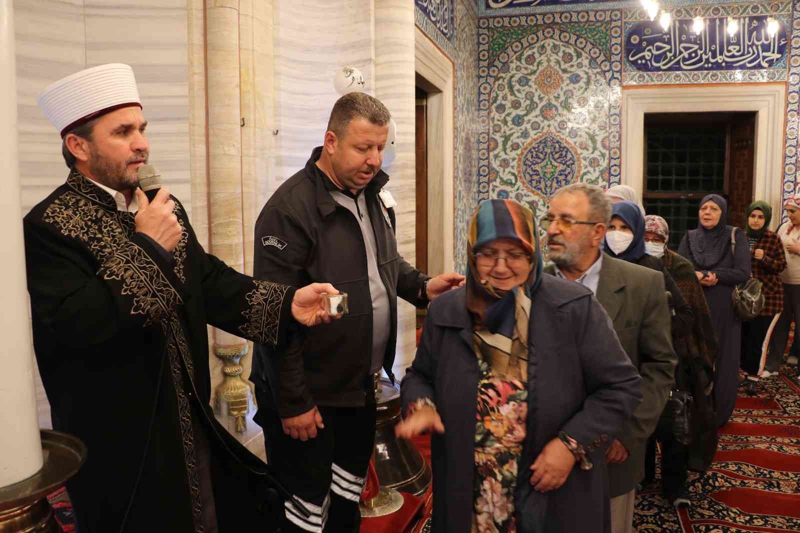 Edirne’de Kadir Gecesi’nde ziyarete açılan Sakal-ı Şerif’i gören vatandaş gözyaşlarına hakim olamadı. Korona virüs salgınında tedbirlerin ...