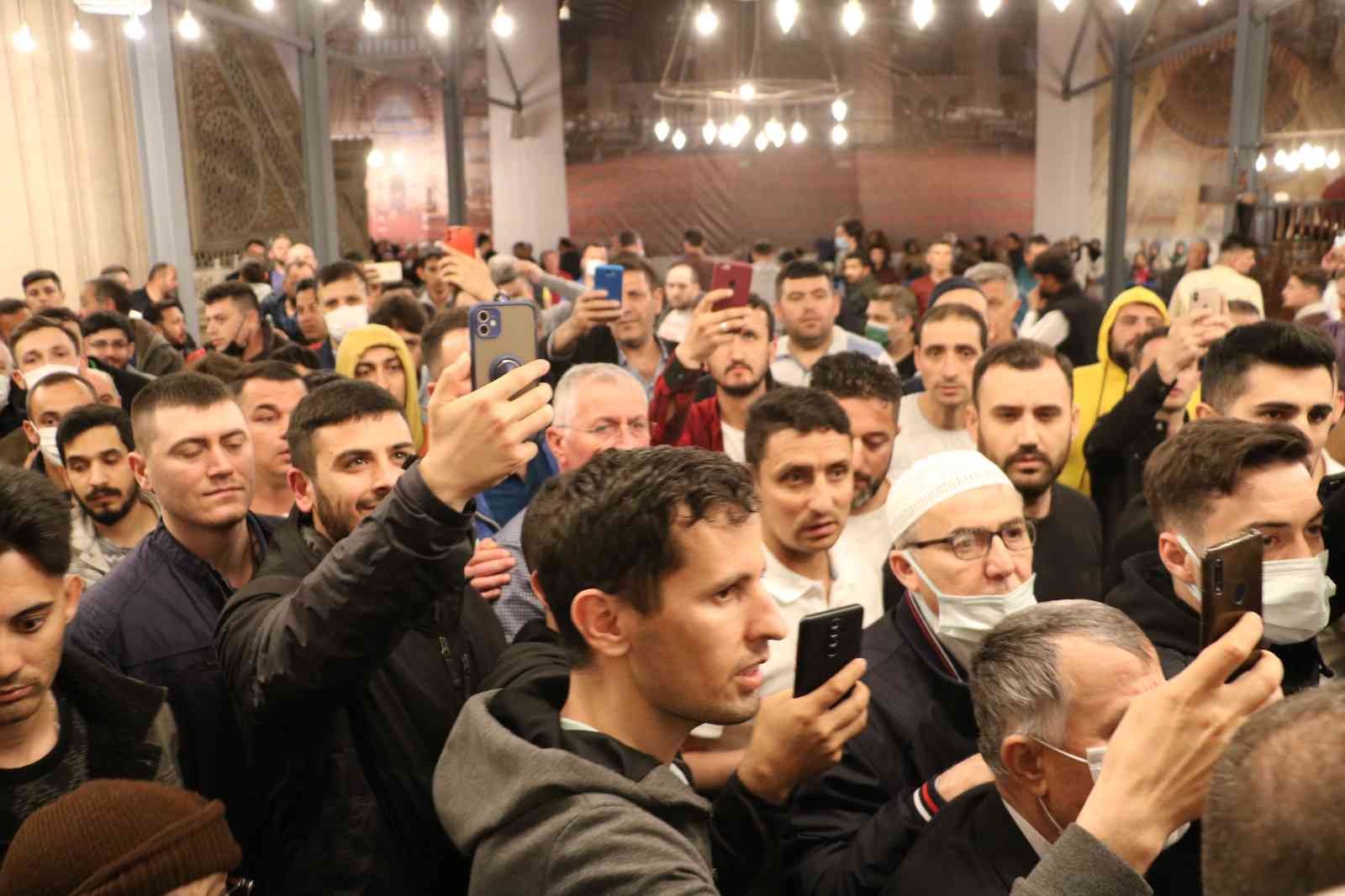 Edirne’de Kadir Gecesi’nde ziyarete açılan Sakal-ı Şerif’i gören vatandaş gözyaşlarına hakim olamadı. Korona virüs salgınında tedbirlerin ...