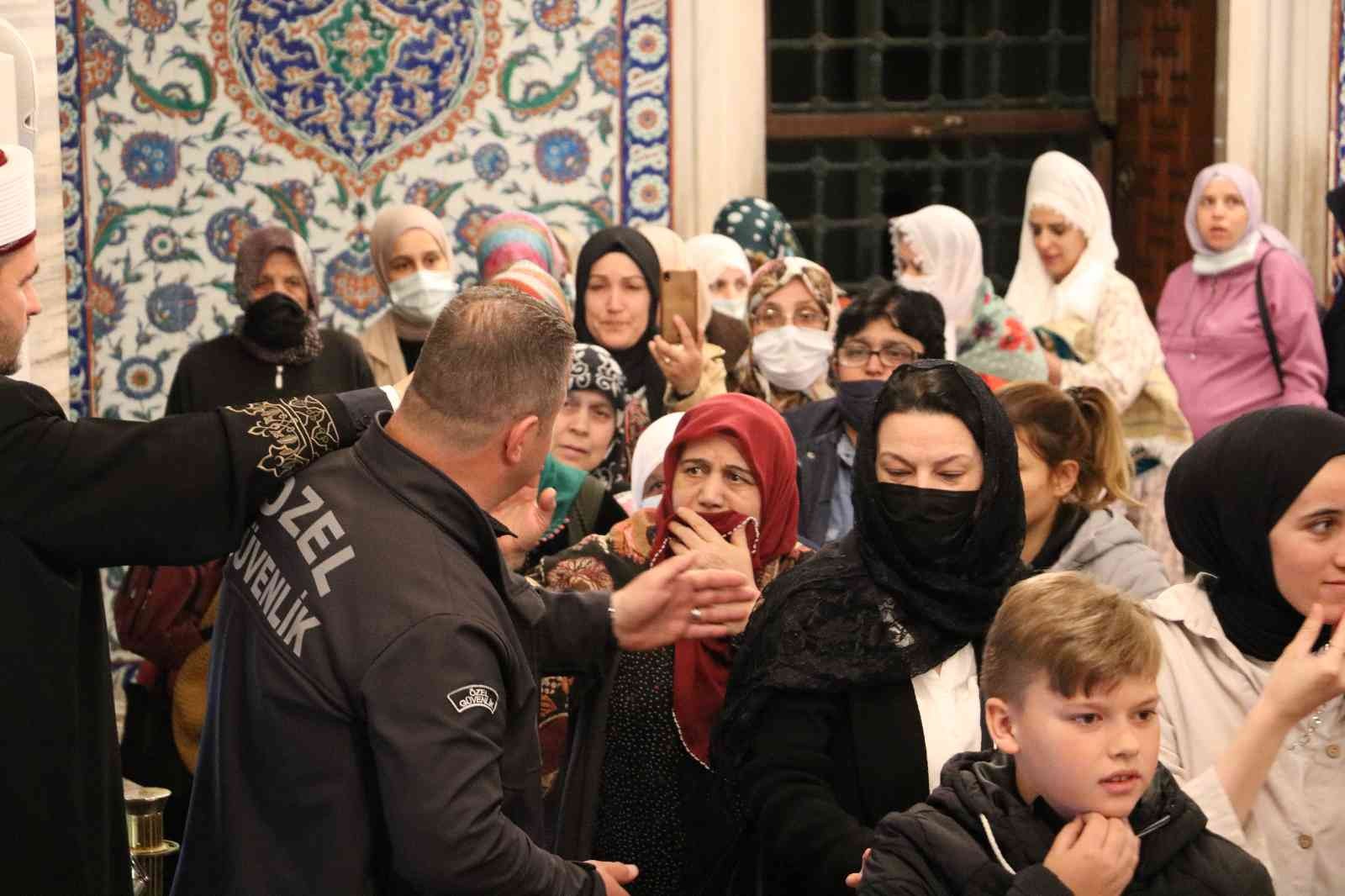 Edirne’de Kadir Gecesi’nde ziyarete açılan Sakal-ı Şerif’i gören vatandaş gözyaşlarına hakim olamadı. Korona virüs salgınında tedbirlerin ...