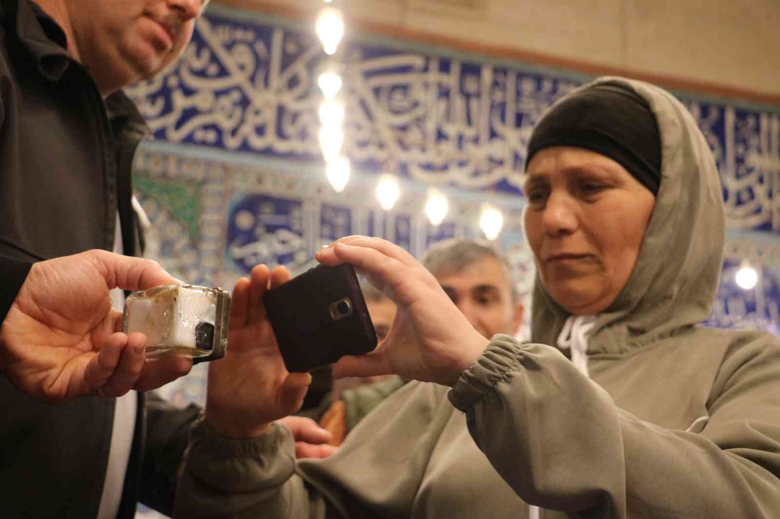 Edirne’de Kadir Gecesi’nde ziyarete açılan Sakal-ı Şerif’i gören vatandaş gözyaşlarına hakim olamadı. Korona virüs salgınında tedbirlerin ...