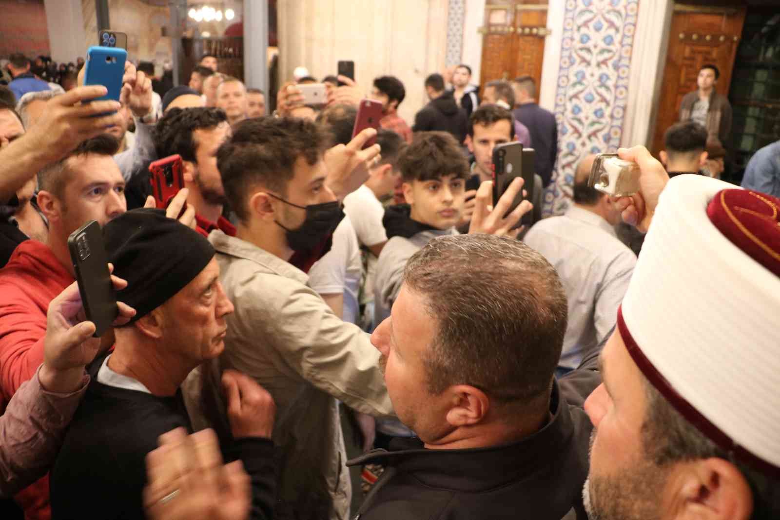 Edirne’de Kadir Gecesi’nde ziyarete açılan Sakal-ı Şerif’i gören vatandaş gözyaşlarına hakim olamadı. Korona virüs salgınında tedbirlerin ...