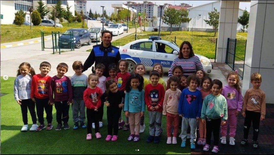 Edirne İl Emniyet Müdürlüğü Toplum Destekli Polislik Şubesi ekipleri, anaokulu öğrencileriyle bir araya geldi. Edirne İl Emniyet Müdürlüğü Toplum ...