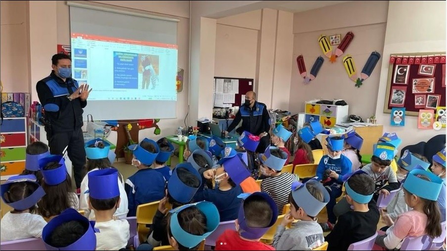 Edirne İl Emniyet Müdürlüğü Toplum Destekli Polislik Şubesi ekipleri, anaokulu öğrencileriyle bir araya geldi. Edirne İl Emniyet Müdürlüğü Toplum ...