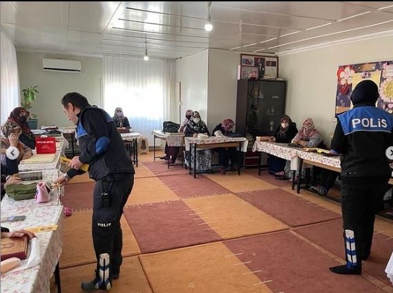 Edirne İl Emniyet Müdürlüğü Toplum Destekli Polislik Şube Müdürlüğü ekipleri, KADES hakkında bilgilendirme çalışması çerçevesinde kadınlara ...