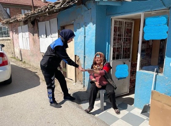 Edirne İl Emniyet Müdürlüğü Toplum Destekli Polislik Şube Müdürlüğü ekipleri, KADES hakkında bilgilendirme çalışması çerçevesinde kadınlara ...