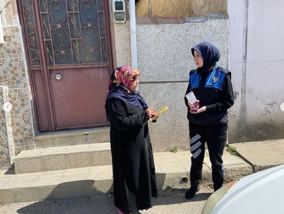 Edirne İl Emniyet Müdürlüğü Toplum Destekli Polislik Şube Müdürlüğü ekipleri, KADES hakkında bilgilendirme çalışması çerçevesinde kadınlara ...